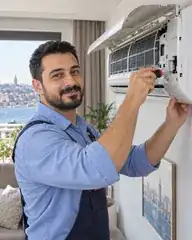 Klima üzerinde çalışan teknisyen