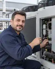 Chiller üzerinde çalışan teknisyen