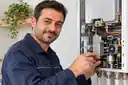 Şofben onarımı yapan temsili teknisyen