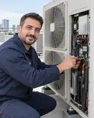 VRF / VRV Klima üzerinde çalışan teknisyen